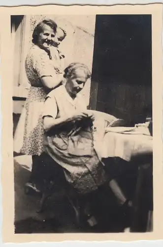 (F10205) Orig. Foto Personen am Tisch im Hinterhof, Oma strickt, vor 1945