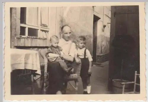 (F10201) Orig. Foto Mann m. zwei kleine Jungs im Hinterhof, vor 1945