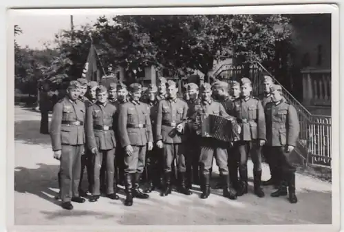 (F1020) Orig. Foto Wehrmacht-Soldaten mit Akkordeon, 1940er