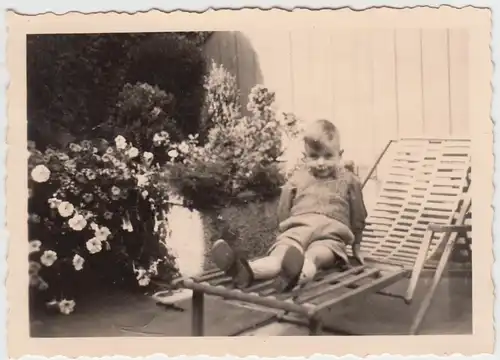 (F10198) Orig. Foto kleiner Junge im Liegestuhl, vor 1945