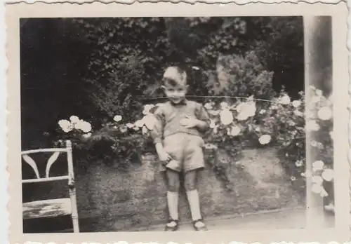 (F10197) Orig. Foto kleiner Junge an Blumen-Mauer, vor 1945