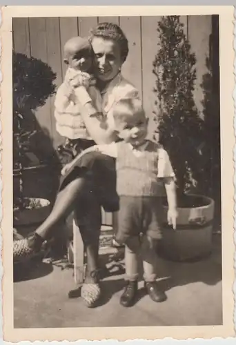(F10195) Orig. Foto Frau und zwei kleine Kinder im Garten, vor 1945