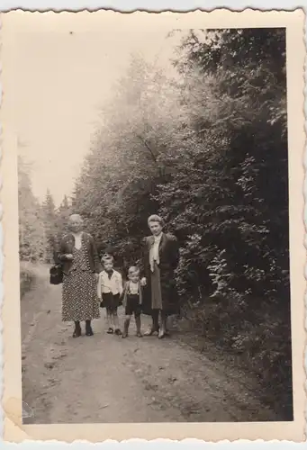 (F10193) Orig. Foto Frauen und Kinder spazieren im Wald, vor 1945