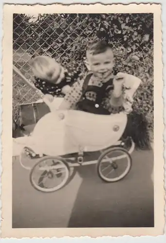 (F10192) Orig. Foto kleiner Junge im Kinderwagen, vor 1945