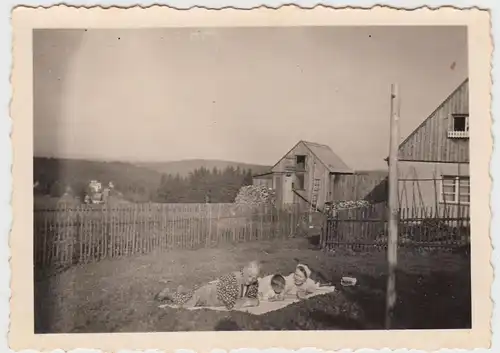 (F10190) Orig. Foto Personen auf einer Decke im Garten, vor 1945
