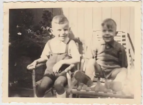 (F10189) Orig. Foto zwei kleine Jungs im Liegestuhl, vor 1945