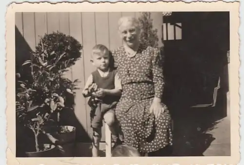 (F10188) Orig. Foto ältere Dame und kleiner Junge im Garten, vor 1945