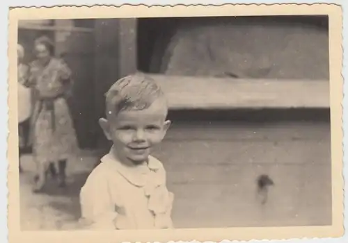 (F10186) Orig. Foto kleiner Junge im Haus-Hof, vor 1945