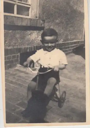 (F10185) Orig. Foto kleiner Junge mit Dreirad am Haus, vor 1945