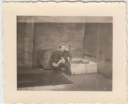 (F10182) Orig. Foto Mutter mit kleinem Junge am Sandkasten, Hof-Ecke, vor 1945