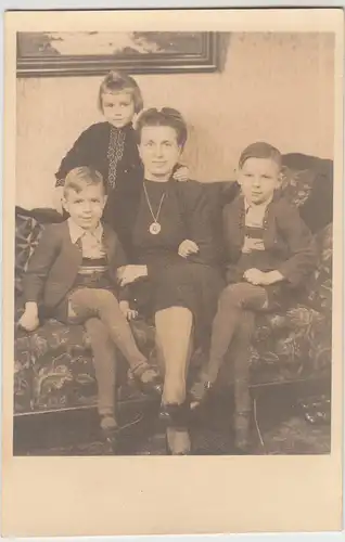 (F10181) Orig. Foto Frau mit Kindern auf Sofa, Jungs mit langen Strümpfen, Fotog