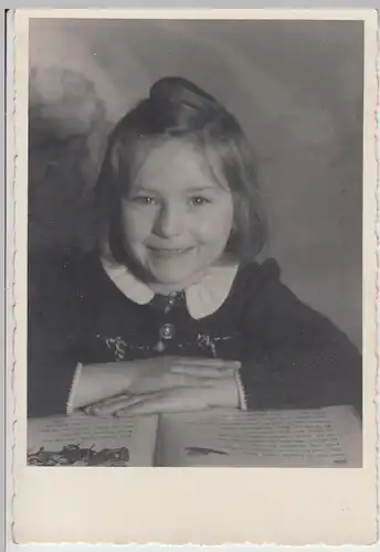 (F10180) Orig. Foto kleines Mädchen mit Buch, Fotograf Leipzig vor 1945