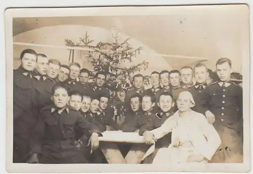 (F1018) Orig. Foto Soldaten mit Tannenbaum, Weihnachten fern der Heimat