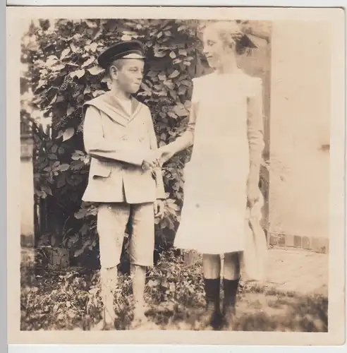 (F10178) Orig. Foto Junge und Mädchen im Garten, 1920er