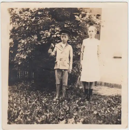 (F10177) Orig. Foto Junge und Mädchen im Garten, 1920er