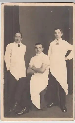 (F10174) Orig. Foto Gruppenbild junge Männer, vermutl. Fleischer Lehrlinge v. Ka