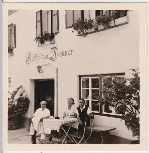 (F10169) Orig. Foto Gesäuse, Personen vor dem Gasthof zum Donner, 1964