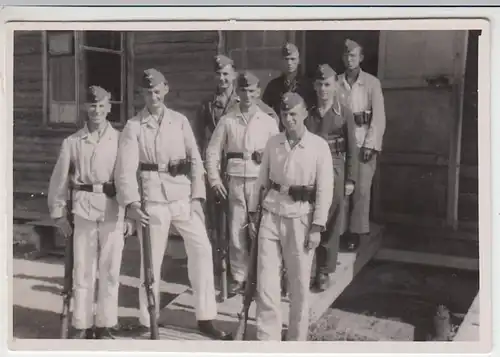 (F1017) Orig. Foto Wehrmacht-Soldaten in weißer Uniform, Ostfront, 1940er