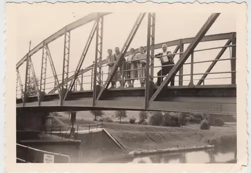 (F10155) Orig. Foto Personen auf einer Stahlbogenbrücke, nach 1945 (möglw. in o.