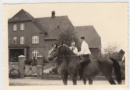 (F10151) Orig. Foto junge Männer auf Pferden, nach 1945 (möglw. in o. bei Hambur