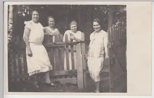 (F10150) Orig. Foto vier junge Frauen am Gartentor, 1920/30er
