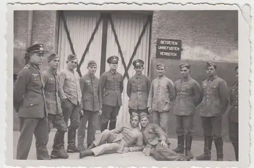 (F1015) Orig. Foto Wehrmacht-Soldaten vor Gebäude "Betreten Verboten"