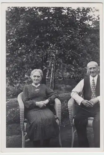 (F10148) Orig. Foto älteres Paar im Korbsessel im Freien, nach 1945