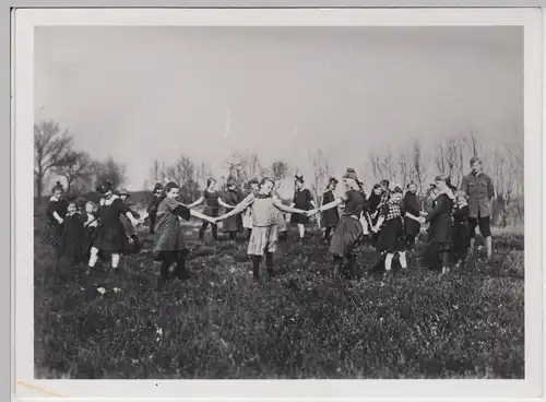 (F10147) Orig. Foto Mädchen beim Gemeinschaftsspiel, Ringelreihe, nach 1945