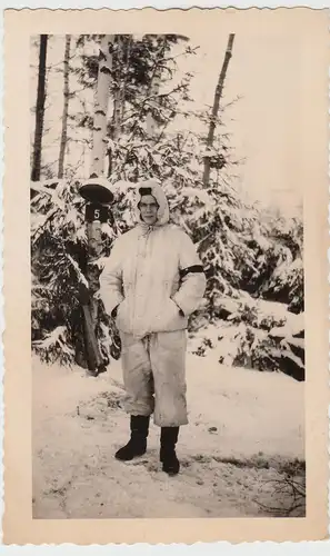 (F10140) Orig. Foto junger Mann (Soldat) in Winterkleidung, Winterwald vor 1945