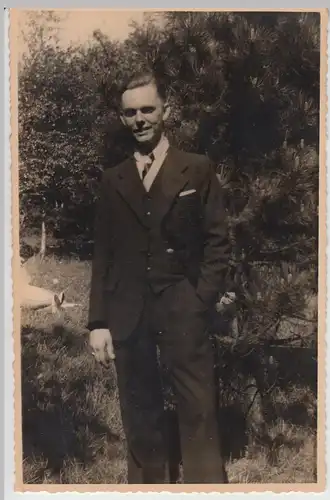 (F10138) Orig. Foto junger Mann Herbert im Freien, 1942