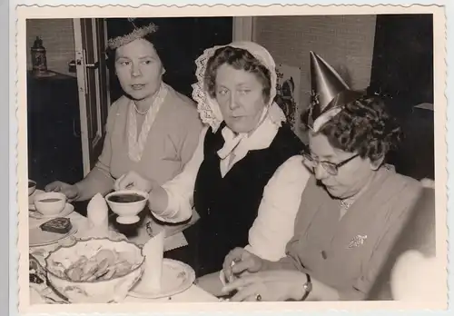 (F10133) Orig. Foto Damen am Kafeetisch, Feier nach 1945