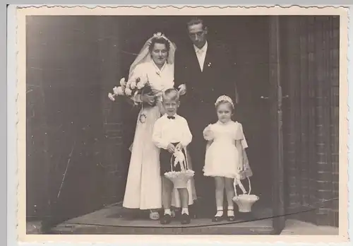 (F10132) Orig. Foto Hochzeit, Hochzeitspaar u. Kinder am Kirchentor