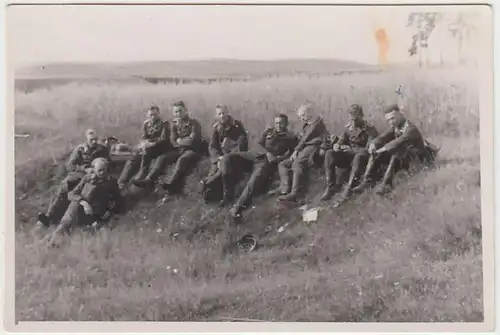 (F1013) Orig. Foto Wehrmacht-Soldaten machen Rast, 1940er