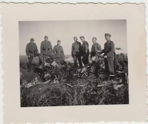 (F10127) Orig. Foto deutsche Soldaten im Kriegsgebiet, zerstörte Technik 1940er