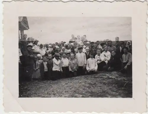 (F10126) Orig. Foto deutsche Soldaten im Kriegsgebiet, Einheimische 1940er