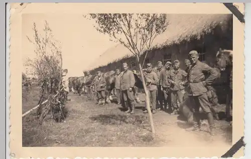 (F10124) Orig. Foto deutsche Soldaten vor reetgedecktem Haus, 1930/40er