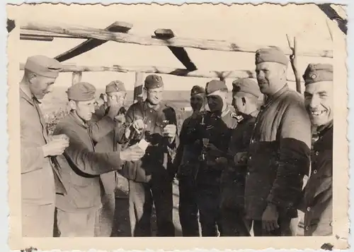 (F10123) Orig. Foto deutsche Soldaten mit Gläschen in Feierlaune, 1930/40er