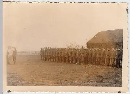 (F10120) Orig. Foto deutsche Soldaten angetreten vor reetgedecktem Haus, 1930/40