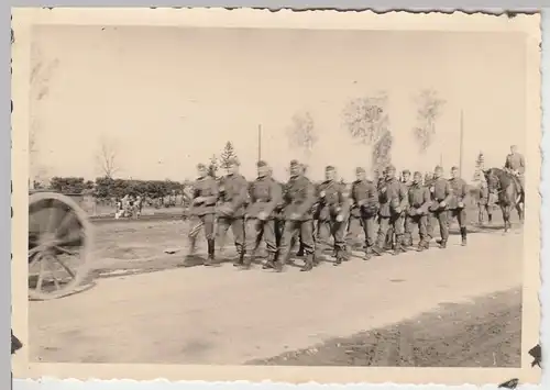 (F10112) Orig. Foto deutsche Soldaten marschieren, Truppenbewegung 1930/40er