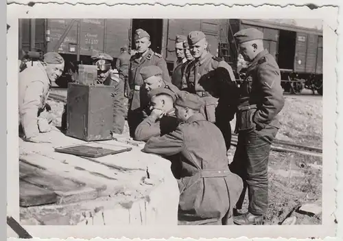 (F10110) Orig. Foto deutsche Soldaten am Güterbahnhof, versammelt an einer Gerät