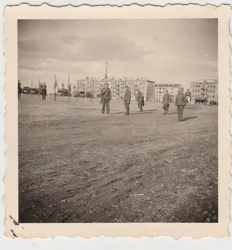 (F10091) Orig. Foto deutsche Soldaten mit Lkw vor großem Gebäude, Kaserne 1940er