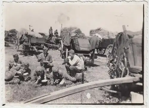 (F10086) Orig. Foto deutsche Soldaten mit Pferdefuhrwerken, Rast 1940er