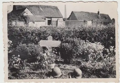 (F10081) Orig. Foto Soldatengrab am Bauernhof, Kriegsschauplatz 1942