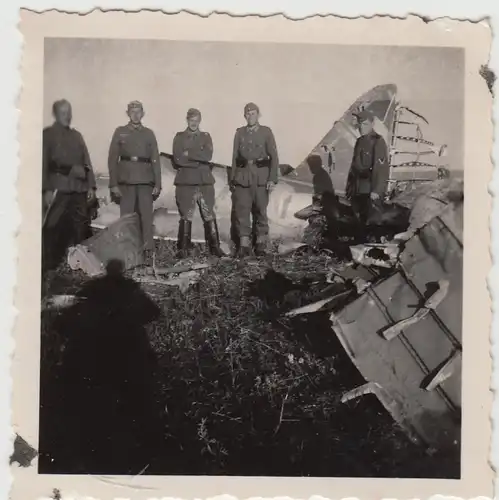 (F10079) Orig. Foto deutsche Soldaten an einem abgestürzten Flugzeug, Beute 1930