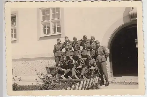 (F1008) Orig. Foto Wehrmacht-Soldaten, Gruppenfoto vor Gebäude, 1940er