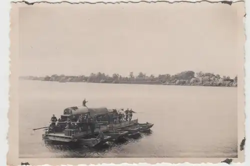 (F10072) Orig. Foto deutsche Soldaten mit Lkw auf einem Ponton-Floß, 1930/40er