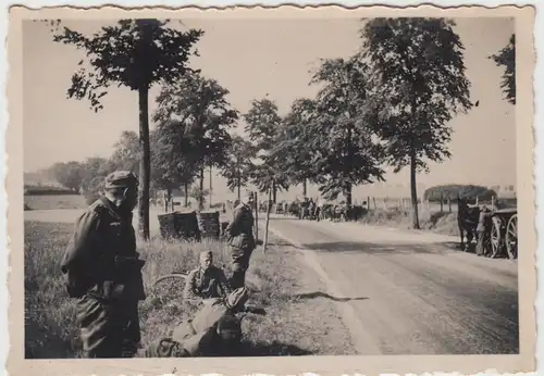 (F10064) Orig. Foto deutsche Soldaten am Straßenrand, Pferdefuhrwerke, Belgien 1
