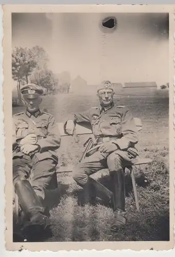 (F10063) Orig. Foto deutsche Soldaten sitzen auf einer Bank, Belgien 1930/40er