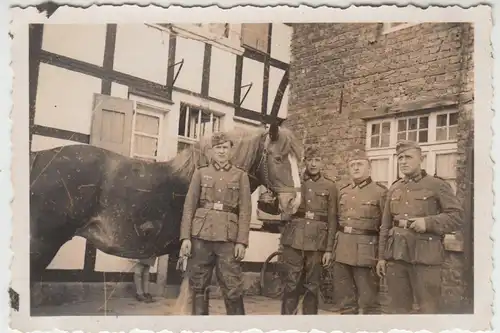 (F10057) Orig. Foto deutsche Soldaten mit Pferd an einem Fachwerkhaus 1930/40er