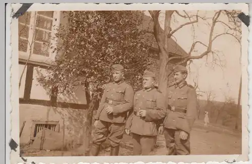 (F10056) Orig. Foto deutsche Soldaten an einem Fachwerkhaus 1930er